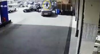 على طريقة أفلام هوليود.. شاب يتصدى للص حاول سرقة سيارته (فيديو)