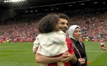 صور محمد صلاح مع زوجته وابنتيه من «أنفيلد» تشعل السوشيال ميديا 