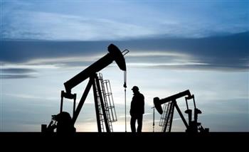 النفط يرتفع بدعم الطلب الأمريكي على الوقود وتراجع الدولار