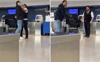 موظف في مطار أمريكي يصفع مسافرا مسلما وردّ فعل صادم من الأخير.. فيديو