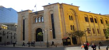 السلطات اللبنانية تبدأ في إزالة الحواجز الموجودة حول مبنى البرلمان
