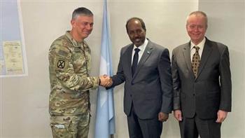 الرئيس الصومالي يبحث مع قائد القوات الأمريكية في إفريقيا سبل تعزيز التعاون