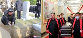 وضع التراب بيديه على الجثمان.. زعيم كوريا الشمالية يحمل نعش معلّمه (فيديو)
