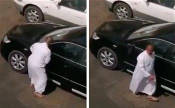 مشهد غريب.. سعودي يتعمّد تحطيم مرايا السيارات في شوارع مكة (فيديو)