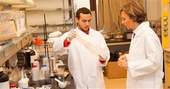 أول مصرية تتخصص في استخدام أنابيب الكربون النانوية لتحسين خواص الألومنيوم 