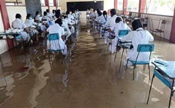 جيش سريلانكا يساعد التلاميذ على أداء الامتحانات وسط الفيضانات 