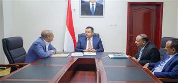 رئيس الوزراء اليمني يوجه بتطوير ميناء عدن وتفكيك وإخراج السفن المتهالكة بشكل عاجل