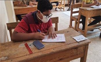 طلاب الصف الثاني الثانوي يؤدون امتحانات الفترة المسائية