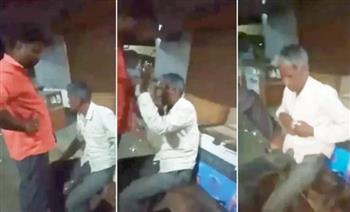 اعتقد أنه مسلم.. مسؤول هندي يضرب مسنًا حتى الموت (فيديو)