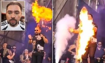النيران تلتهم وجه وجسد مطرب برازيلي أثناء الغناء على المسرح (فيديو)
