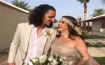 الأبيض والأصفر يسيطران على المشهد في زفاف دنيا عبد العزيز