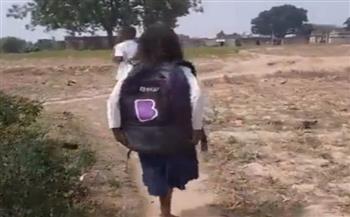 فيديو.. طفلة تسير نصف كيلو متر يوميًا بقدم واحدة للذهاب إلى مدرستها