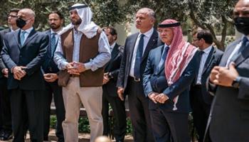 ملك الأردن وولي عهده يشاركان في تشييع جثمان والد الملكة رانيا