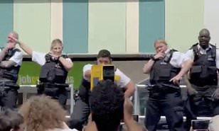 «متيجي نرقص».. خمسة ضباط بريطانيون يثيرون غضب رواد السوشيال ميديا (فيديو)