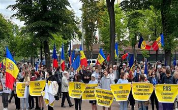 احتشاد آلاف المتظاهرين أمام البرلمان فى مولدوفا للمطالبة باستقالة الحكومة