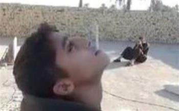 كاد أن يقتله.. عراقي يصوّب بندقيته على وجه ابنه لإشعال سيجارة (فيديو)