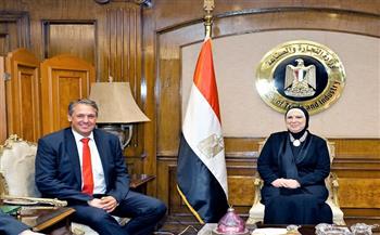 وزيرة التجارة تبحث مع «مرسيدس» خطط الشركة لتعزيز استثماراتها في مصر