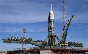 نصب صاروخ "سويوز" الفضائي الروسي مع شاحنة "بروجريس" على منصة الإطلاق