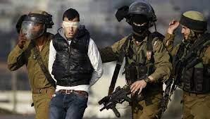 الاحتلال يعتقل شابا من بلدة العيزرية جنوب القدس المحتلة