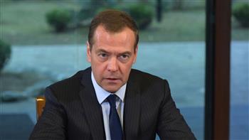 ميدفيديف بشأن العقوبات: السلطات الروسية ليس لديها مصالح في الخارج والخسائر التجارية ليست قاتلة
