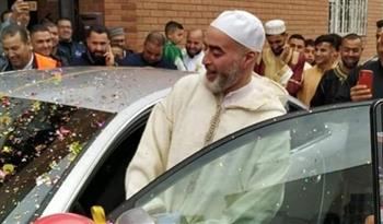 بسبب جهوده في رمضان.. إهداء إمام مسجد فى إسبانيا سيارة فاخرة (صور)