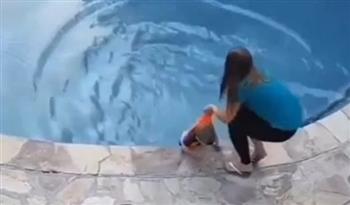 سوبر ماما.. سيدة تنقذ طفلها من الغرق في حمام سباحة بأعجوبة (فيديو)