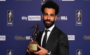 محمد صلاح يتسلم جائزة لاعب العام من اتحاد رابطة الكتاب الإنجليز 2022