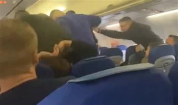 لكمات وقتال.. شجار عنيف في الهواء على متن رحلة طيران (فيديو)