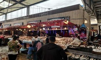 سوق الأسماك الجديد ببورسعيد يشهد إقبالًا كبيرًا من المواطنين