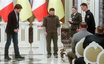 رمزا للوطنية.. الرئيس الأوكراني يمنح وساما رفيعا إلى كلب (فيديو)