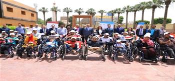توزيع 50 كرسيا متحركا مجانا لـ ذوي الإعاقة في مبادرة بـ سوهاج 