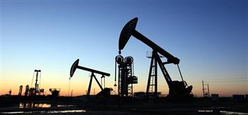النفط يتراجع بأكثر من 5% وسط مخاوف بشأن استمرار قيود الإغلاق في الصين