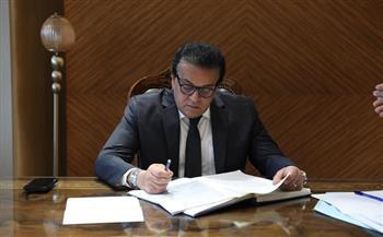 شهادات طبية مزعومة| وزير التعليم العالي يصدر قرارًا بإغلاق كيانات وهمية بالجيزة