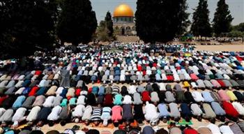 الآلاف يؤدون صلاة الجمعة في رحاب المسجد الأقصى رغم إجراءات الاحتلال الإسرائيلي المُشددة