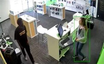 فيديو.. لص يعتدي بوحشية على موظفة في متجر للهواتف المحمولة