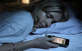 دراسة حديثة تفند الآثار الصحية المدمرة نتيجة الاحتفاظ بالهاتف في غرفة النوم
