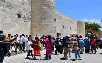 وفود منحة ناصر للقيادة في جولة سياحية بقلعة قايتباي ومكتبة الإسكندرية (صور)