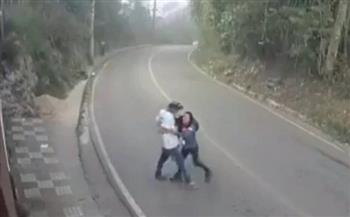 الجزاء من جنس العمل.. برازيلي يتلقى مفاجأة صادمة بعد اعتداءه على فتاة (فيديو)