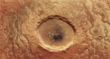 «عين الصحراء».. حفرة سوداء على سطح المريخ تثير حيرة الباحثين(صورة)