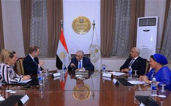 «شوقي» يلتقي سفير بريطانيا بالقاهرة لبحث التعاون المشترك في تطوير التعليم