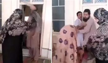 بـ عصاية خشب .. أمّ باكستانية تضرب مدرس تحفيظ قرآن تحرش بطفلتها في مسجد |فيديو
