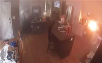فتح غاز البوتاجاز.. كلب يسبب كارثة ويشعل النار في منزل أمريكي (فيديو)