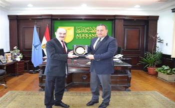 رئيس جامعة الإسكندرية يبحث مع قنصل عام فلسطين سبل تعزيز التعاون