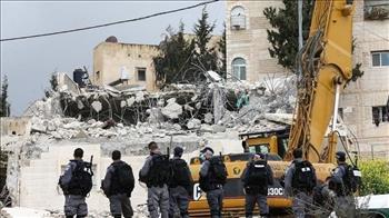 الاحتلال الإسرائيلي يهدم منزلين بالقدس ويوقف بناء 7 منازل بالضفة