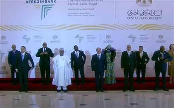 الرئيس يتوسط صورة تذكارية مع مسؤولين مشاركين باجتماعات البنك الأفريقي السنوية الـ29