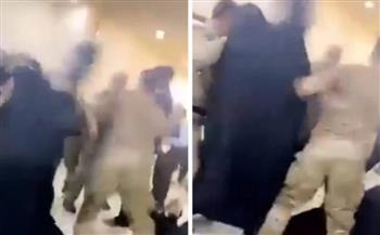 مشاهد صادمة.. الأمن العراقي يعتدي بالضرب على نساء داخل محكمة (فيديو)