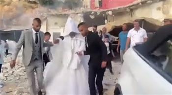 أقامت زفافها فوق أنقاض منزلها.. عروس فلسطينية تتحدى انتهاكات الاحتلال (فيديو)
