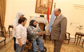 محافظ القاهرة يسلم إحدى السيدات ترخيص كشك مجهز بحي السلام أول