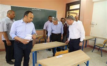 محافظ المنيا يتابع جاهزية لجان المدارس لاستقبال امتحانات الثانوية العامة