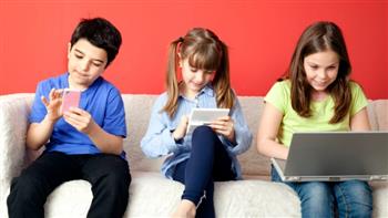 مع بدء الإجازة.. خطورة الأجهزة الإلكترونية على الأطفال والبدائل المفيدة لهم
